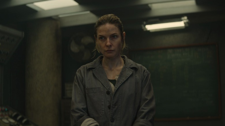 Juliette Nichols (Rebecca Ferguson) standing in front of a blackboard on Silo S1E3