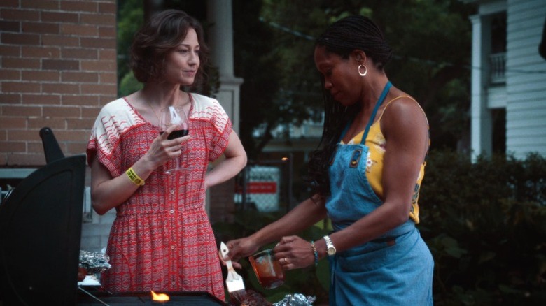 Nora Durst (Carrie Coon) and Erika Murphy (Regina King) standing by a grill on The Leftovers S2E1