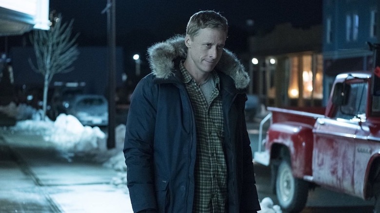 Harry Vanderspeigle (Alan Tudyk) stands menacingly on an snowy street at night on Resident Alien