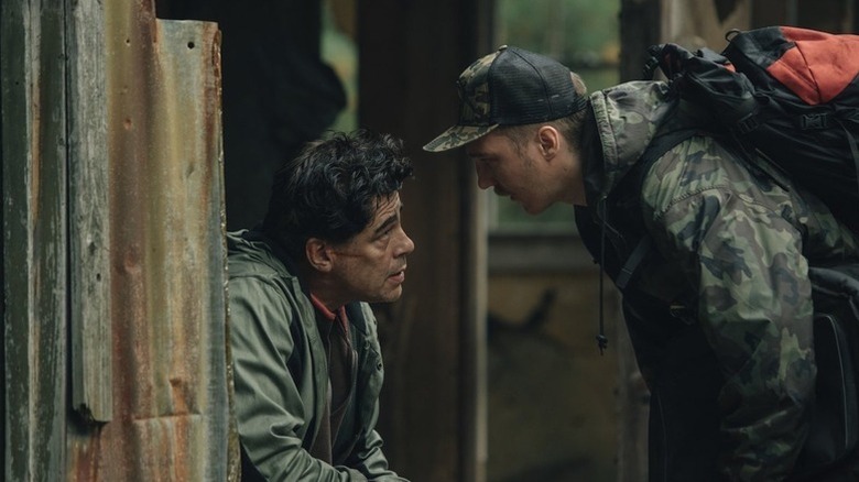 David Sweat (Paul Dano) looks down at a seated Richard Matt (Benicio del Toro) in Escape at Dannemora