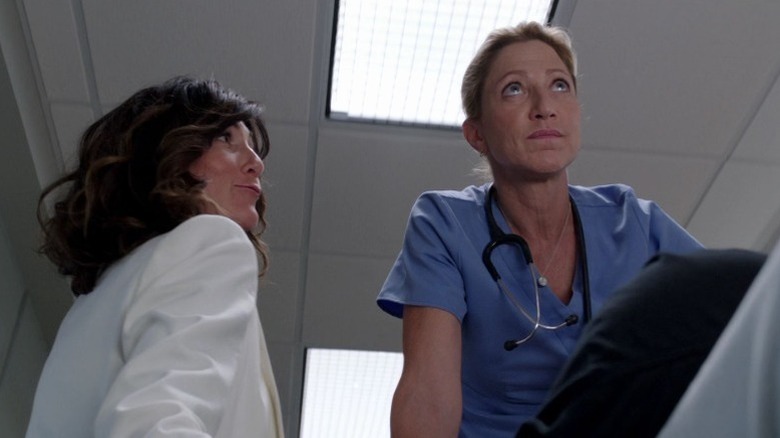 Eve Best (Eleanor O'Hara) speaks to Jackie Peyton (Edie Falco) as she transports a patient in Nurse Jackie