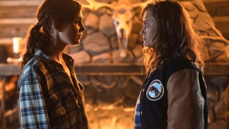 Shauna Shipman (Sophie Nélisse) and Jackie Taylor (Ella Purnell) emotionally face each other by a fireplace in Yellowjackets