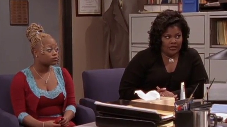 Kim and Nikki sitting in Frank's office on The Parkers S1E17