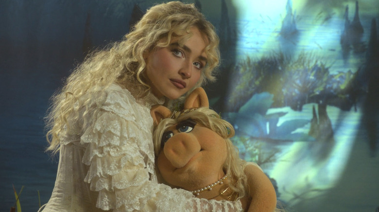 Sabrina Carpenter holding Ms. Piggy in The Muppet Show revival