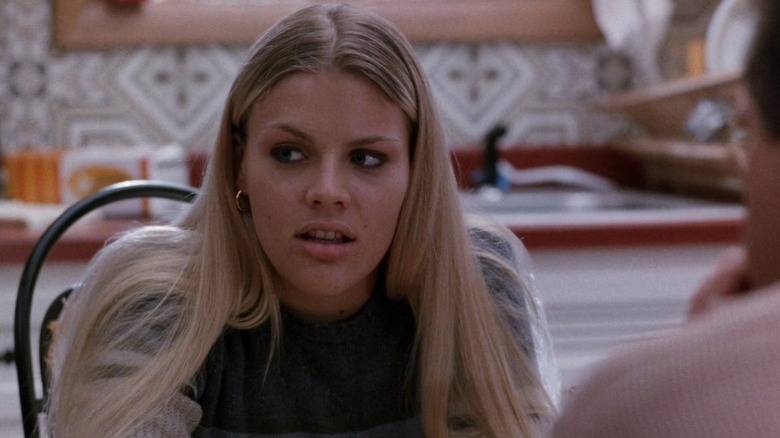 Kim (Busy Philipps) sitting at the kitchen table on Freaks and Geeks S1E4