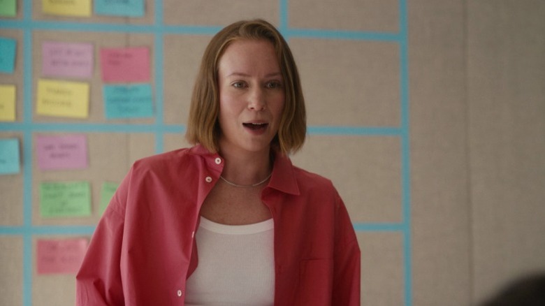 Ava (Hannah Einbinder) standing in front of a bulletin board on Hacks S4E6