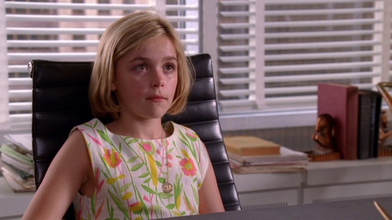 Sally sitting at an office desk on Mad Men S4E9