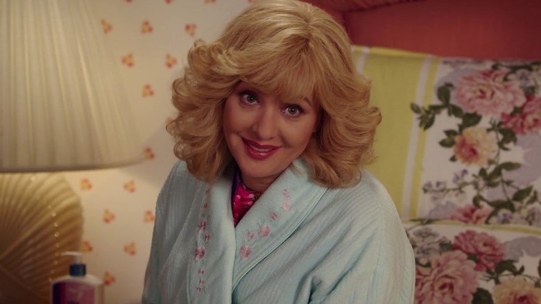 Wendi McLendon-Covey as Beverly wearing a robe in The Goldbergs