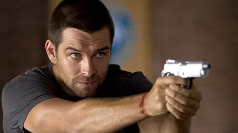 Antony Starr as Lucas Hood pointing a gun in Banshee