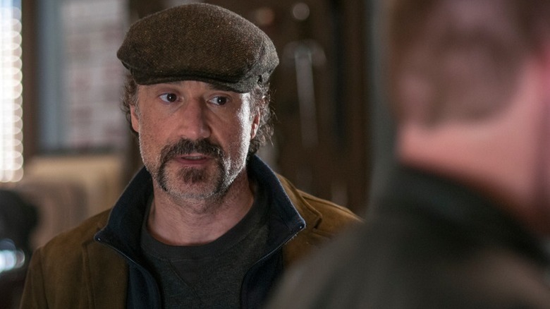 Alvin Olinsky (Elias Koteas) speaks in the office in Chicago P.D.