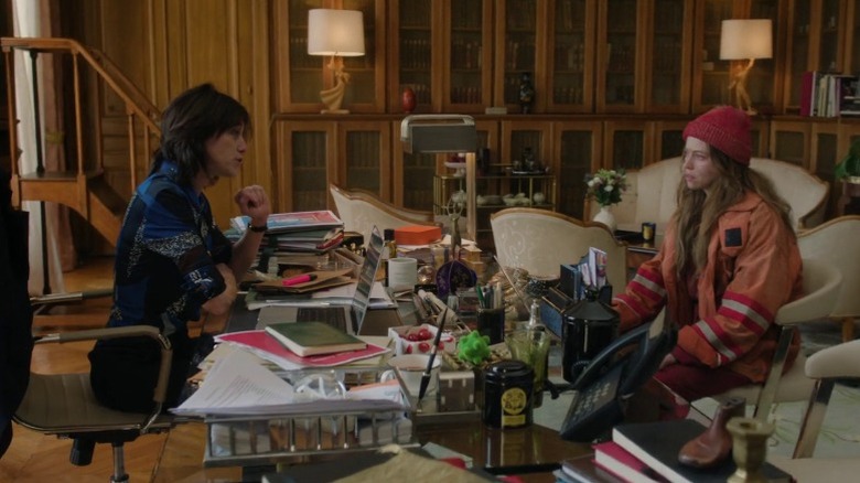 Geneviève sitting across from Cheyenne and talking to her on Étoile S1E1