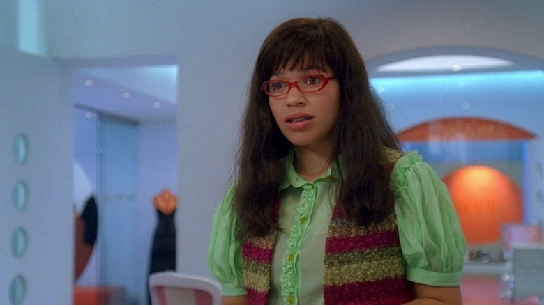 Betty (America Ferrera) wearing red glasses and green shirt in Ugly Betty