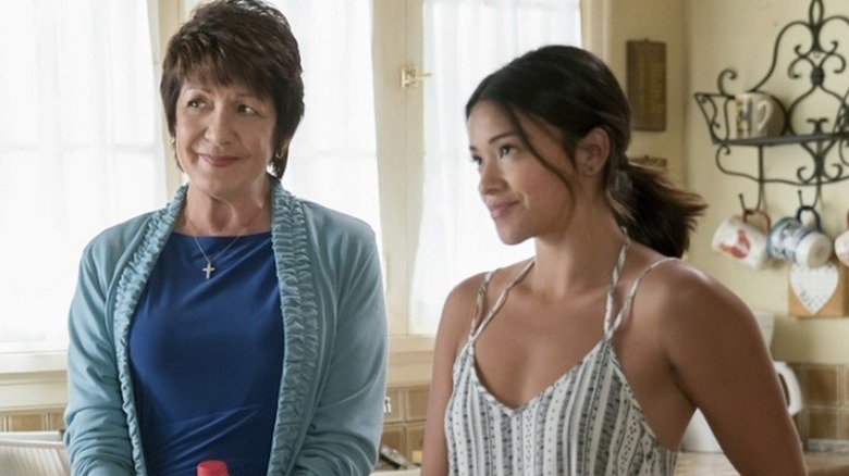 Ivonne Coll as Alba next to Gina Rodriguez as Jane in Jane the Virgin