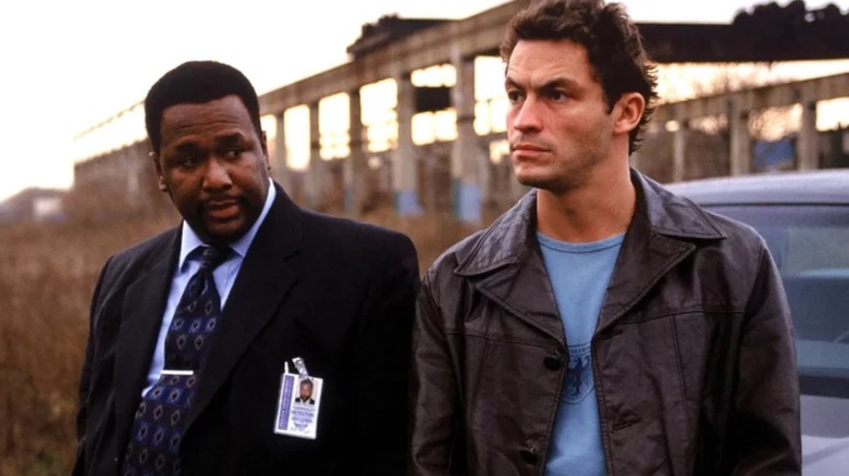 Bunk (Wendell Pierce) and McNulty (Dominic West) leaning against a car in The Wire