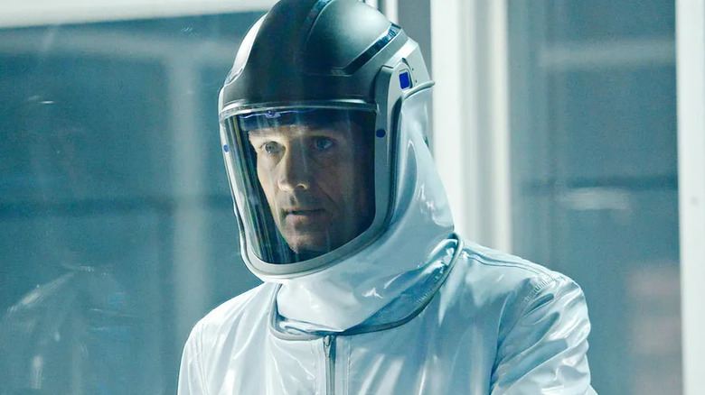Alan Farragut (Billy Campbell) wearing a suit on "Helix."
