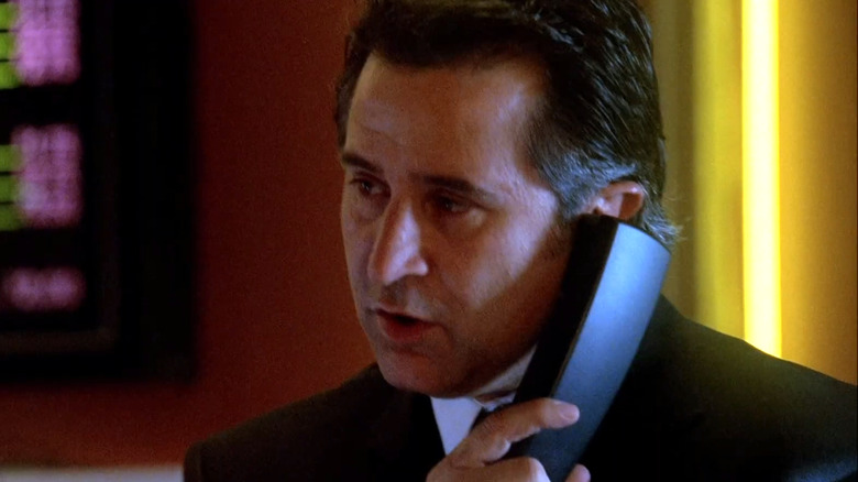 Anthony LaPaglia's Jack Malone speaking on the phone in Without a Trace