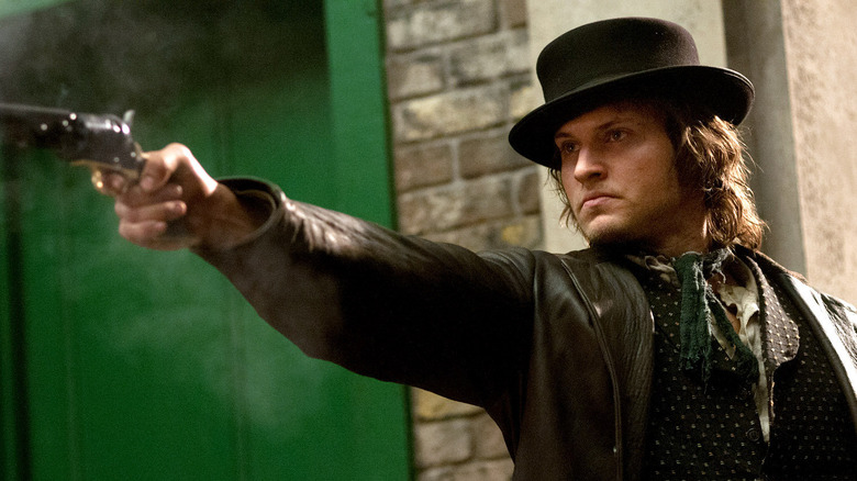 Tom Weston-Jones as Detective Kevin "Corky" Corcoran aiming a pistol in Copper.