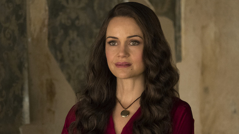 Olivia Crain stands in a haunted house in "The Haunting of Hill House"