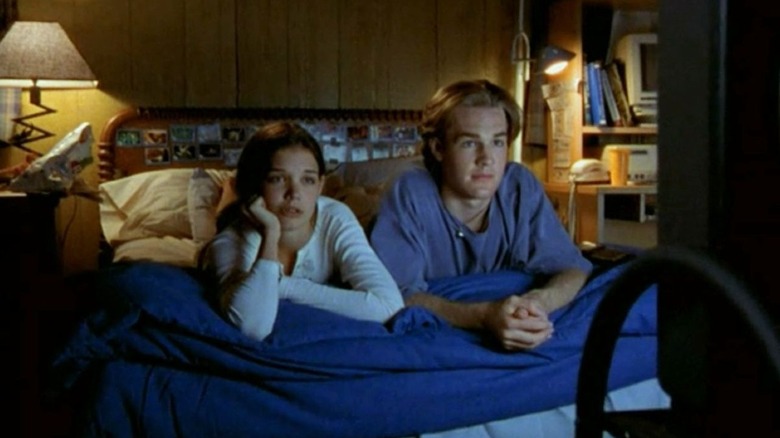 Joey (Katie Holmes) and Dawson (James Van Der Beek) watch a movie in Dawson's Creek