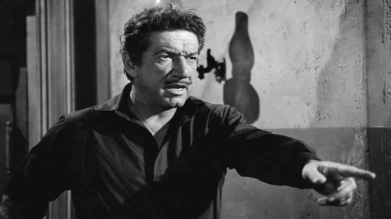Richard Boone as Paladin points in Have Gun - Will Travel
