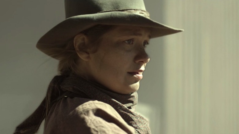 Mary Agnes staring ahead amid dust on Godless S1E7