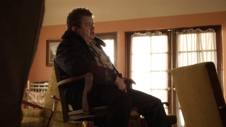 Bob sitting on a chair on Justified S4E11