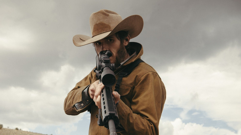 Dave Annable as Lee Dutton, aiming a rifle in Yellowstone.