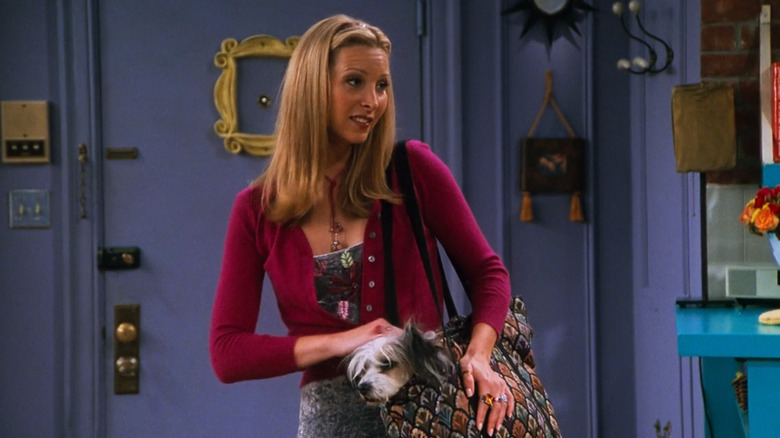 Lisa Kudrow as Phoebe Buffay hiding Clunkers the dog in her bag on Thanksgiving in Monica's apartment in Friends