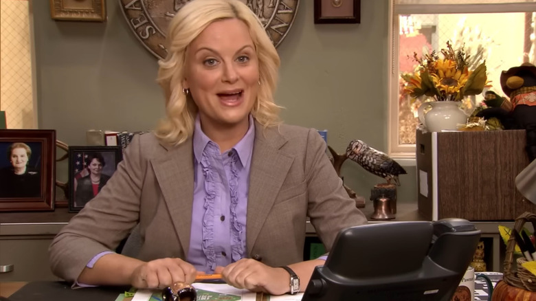 Leslie Knope (Amy Poehler) talking at her desk