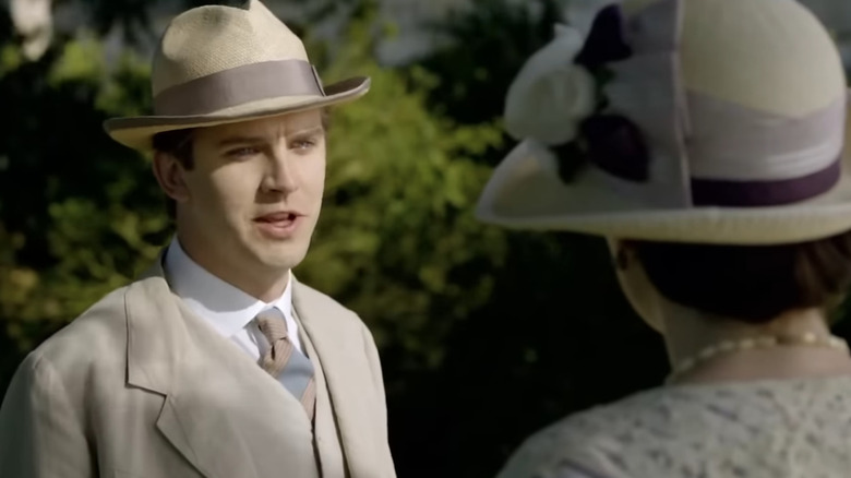 Dan Stevens as Matthew Crawley talks with a woman on Downton Abbey