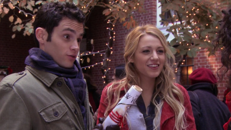 Penn Badgley and Blake Lively as Dan and Serena wearing winter clothes in Gossip Girl