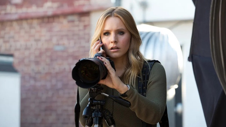 Kristen Bell as Veronica Mars holds a cameron on Veronica Mars