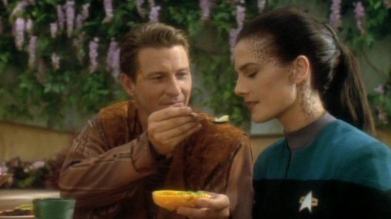 Deral (Brett Cullen) offers Jadzia Dax (Terry Farrell) food in Star Trek: Deep Space Nine