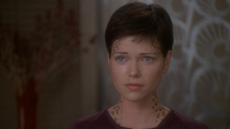 Ezri Dax (Nicole de Boer) stands sadly in Star Trek: Deep Space Nine