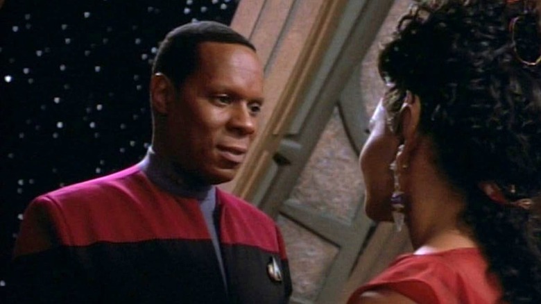 Ben Sisko (Avery Brooks) speaks to Fenna (Salli Elise Richardson-Whitfield) in Star Trek: Deep Space Nine