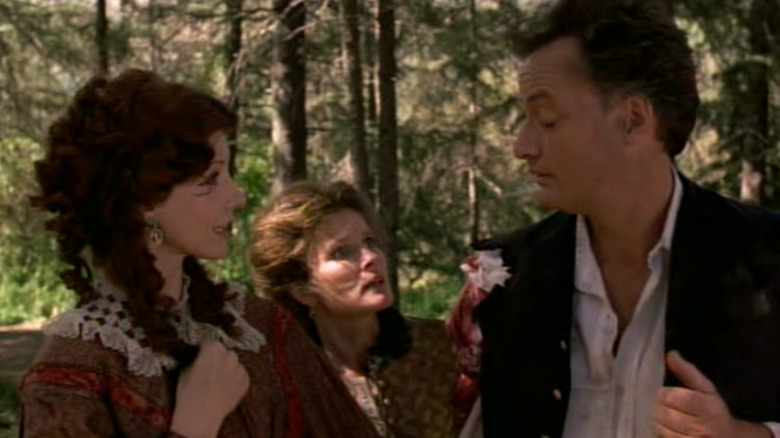Kathryn Janeway (Kate Mulgrew) speaks with Miss Q (Suzie Plakson) and Q (John de Lancie) in Star Trek: Voyager