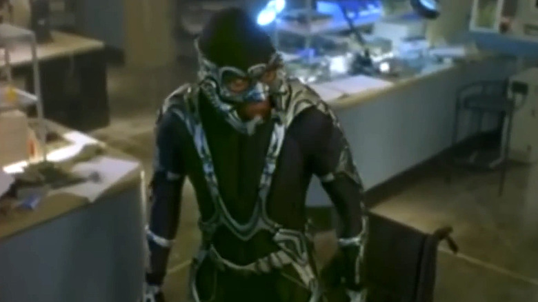 Carl Lumbly's M.A.N.T.I.S. standing up in M.A.N.T.I.S.