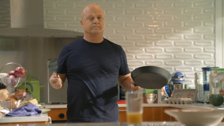 Michael Chiklis' Jim Powell holding a frying pan in No Ordinary Family