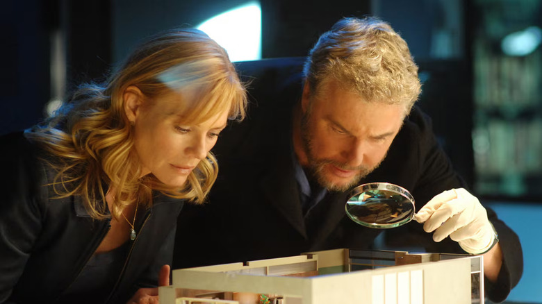 Marg Helgenberger as Catherine Willows looks in a box next to William Petersen as Gil Grissom in CIS: Crime Scene Investigation