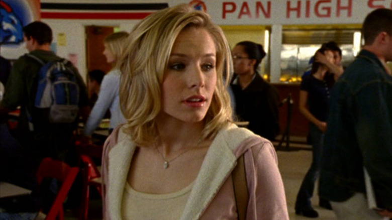 Kristen Bell as Veronica Mars walks around a high school in Veronica Mars