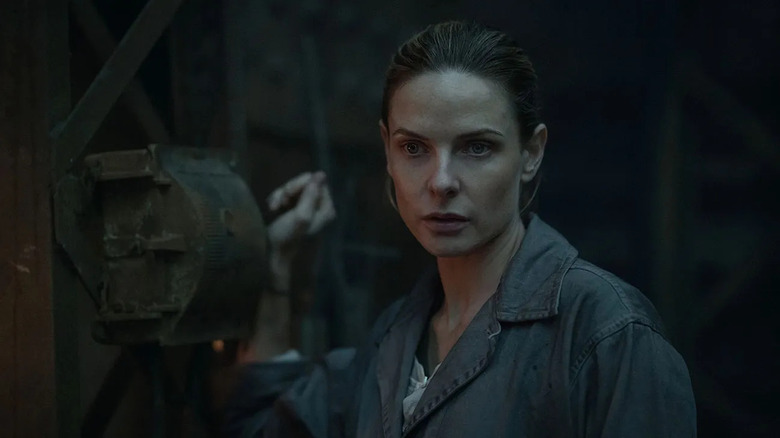 Juliette controlling a mechanism in the silo on Silo