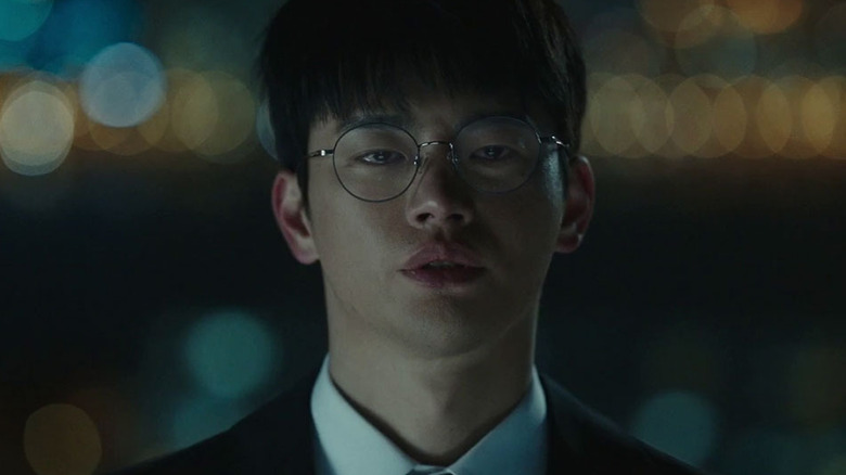 Choi Yee-jae (Seo In-guk) stands sullenly in the dark on Death's Game