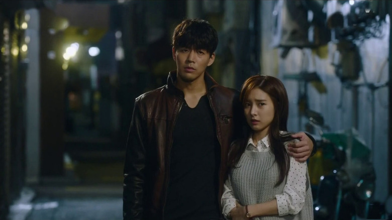 Ha Woo-jin (Lee Sang-yoon) puts his arm around Nam Da-jung (Kim So-eun) on Liar Game