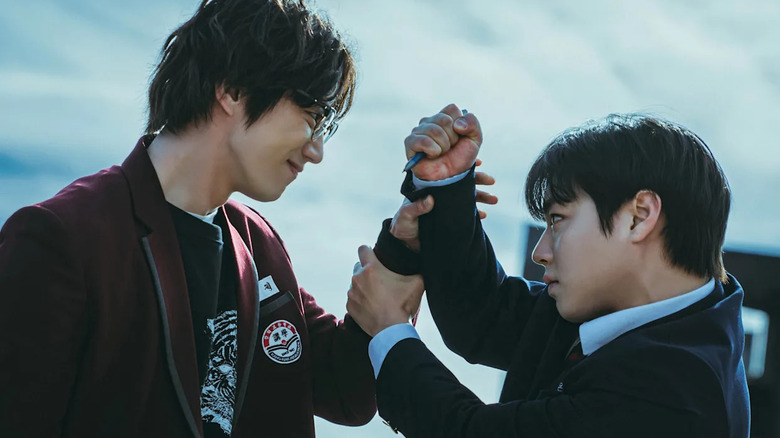 Na Baek-jin (Bae Na-ra) smiles while grabbing Yeon Si-eun (Park Ji-hoon) when he tries to stab him with a pen on Weak Hero