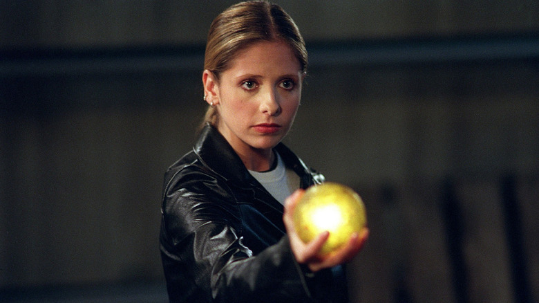 Buffy Summers (Sarah Michelle Gellar) holds a glowing orb in Buffy the Vampire Slayer