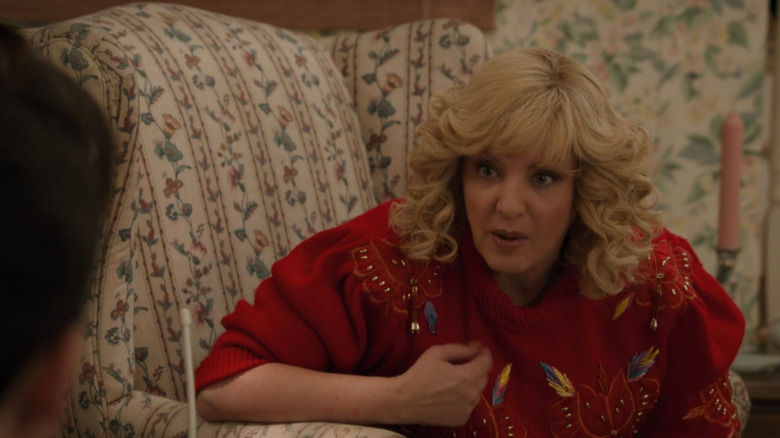 Beverly Goldberg (Wendi McLendon-Covey) talking from a couch on The Goldbergs