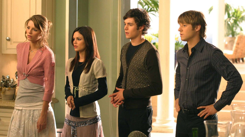 Marissa Summer Seth and Ryan in the Cohen kitchen looking confused on The O.C.