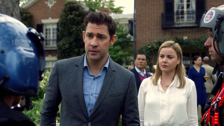 John Krasinski as Jack Ryan talking to two pilots in Jack Ryan