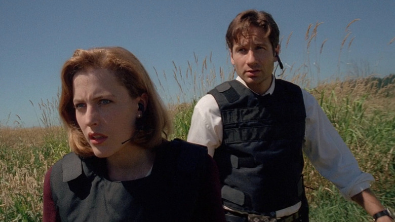 Agents Scully (Gillian Anderson) and Mulder (David Duchovny) investigate a case in The X-Files