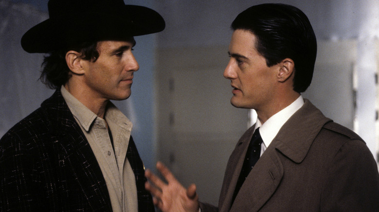 Sheriff Truman (Michael Ontkean) and Agent Dale Cooper (Kyle MacLachlan) talking on Twin Peaks